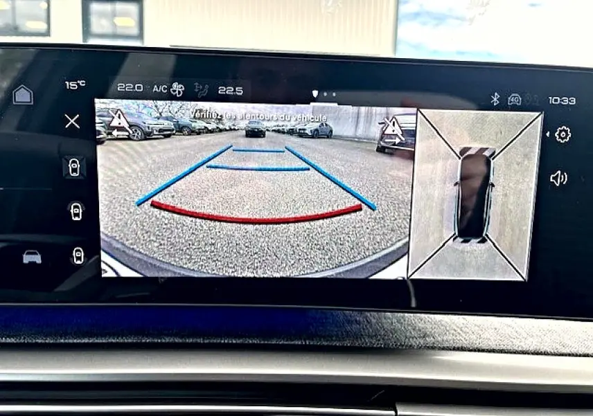 Écran tactile intérieur montrant la caméra de recul et la vue 360° du Peugeot 3008 gris titane 2025.