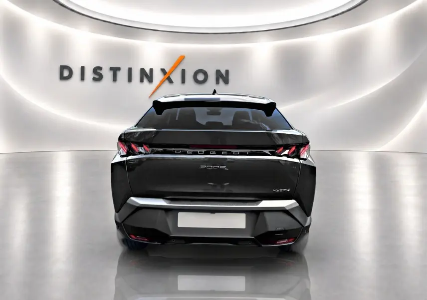 Vue arrière d'un Peugeot 3008 gris titane 2025 avec feux LED caractéristiques et becquet arrière visible.