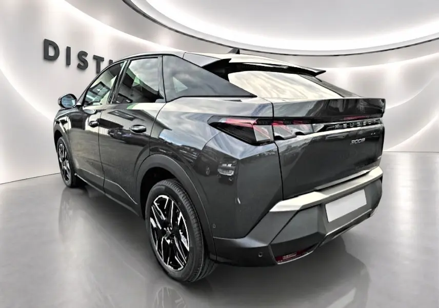 Peugeot 3008 gris titane vue 3/4 arrière droit, avec feux arrière LED et jantes alliage noires.