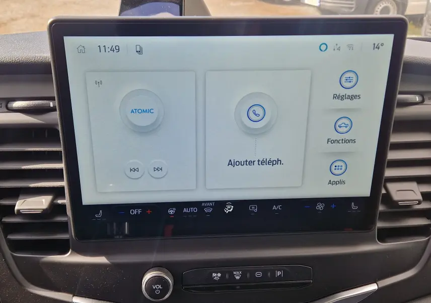 Écran tactile central du Ford Transit Châssis Cabine blanc, affichant le système audio SYNC 4 et commandes climatisation.
