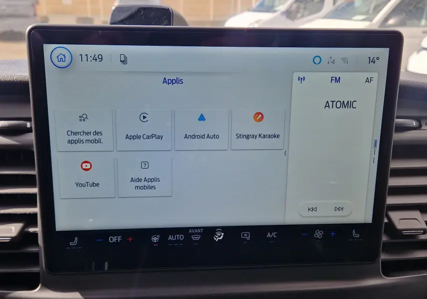 Écran tactile central du Ford Transit Chassis Cabine blanc, affichant le menu des applications multimédia.