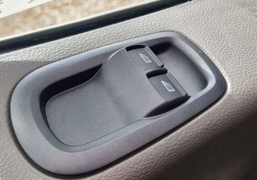 Gros plan sur les boutons de commande des vitres électriques côté conducteur du Ford Transit Chassis Cabine blanc 2026.