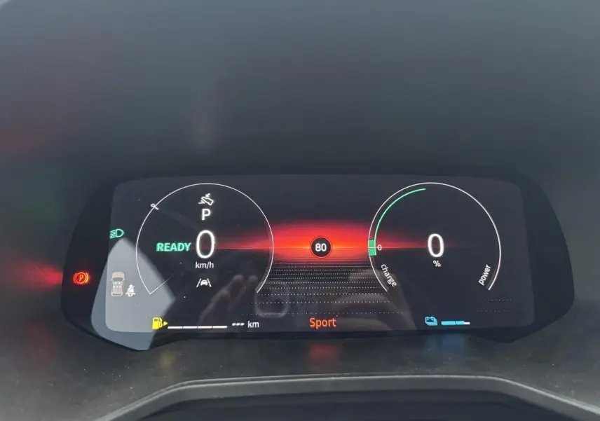 Tableau de bord numérique de la Renault Clio V hybride, affichant la vitesse à 0 km/h en mode Sport.