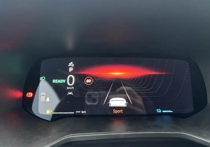 Affichage numérique du tableau de bord de la Renault Clio 2025 en mode Sport, avec vitesse à 0 km/h et signalisation visible.