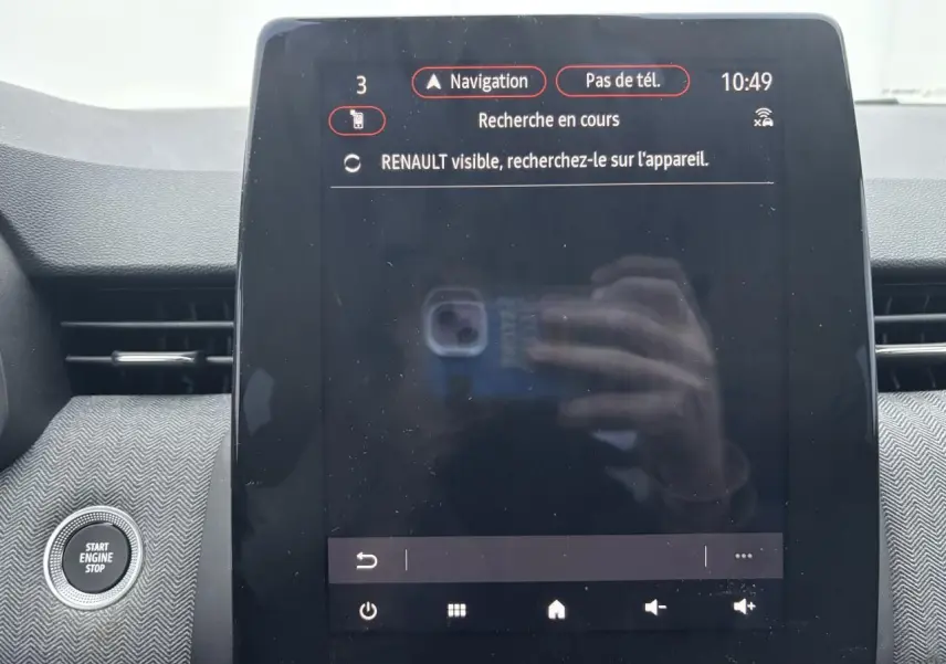 Écran tactile central de la Renault Clio V 2025 affichant la navigation, avec bouton Start Engine Stop à gauche.
