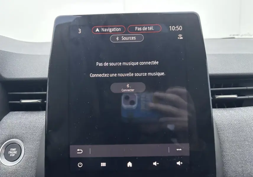 Écran tactile central de la Renault Clio V rouge flamme, affichant le menu de connexion Bluetooth, vue intérieure frontale.