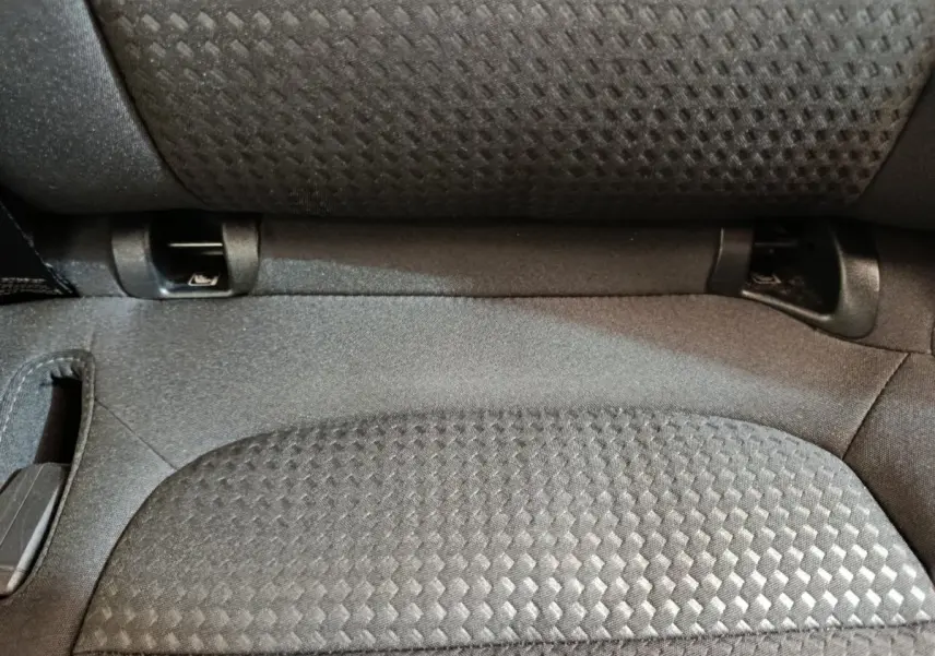 Gros plan sur l'assise arrière en tissu gris texturé du Ford Kuga 2024 version 2.0 EcoBlue St Line.