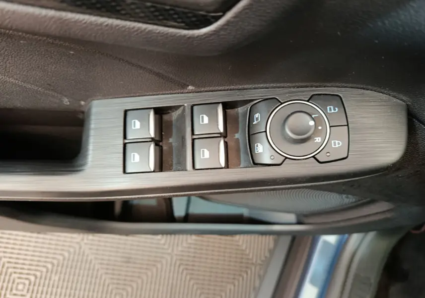 Panneau de commande des vitres et rétroviseurs côté conducteur du Ford Kuga bleu 2024 St Line.