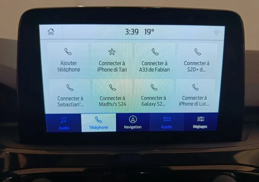 Écran tactile central du Ford Kuga 2024 affichant les options de connexion Bluetooth en intérieur noir.