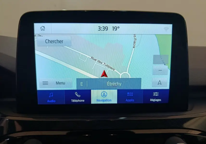 Écran tactile central affichant la navigation du Ford Kuga 2024, vue intérieure du tableau de bord.