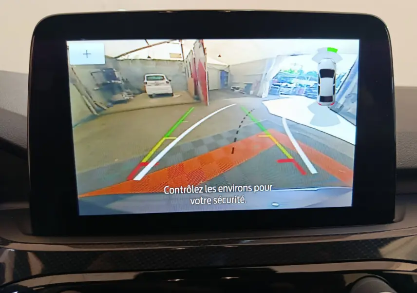 Écran tactile du Ford Kuga 2024 montrant la caméra de recul avec guidage et vue 360° intérieure.