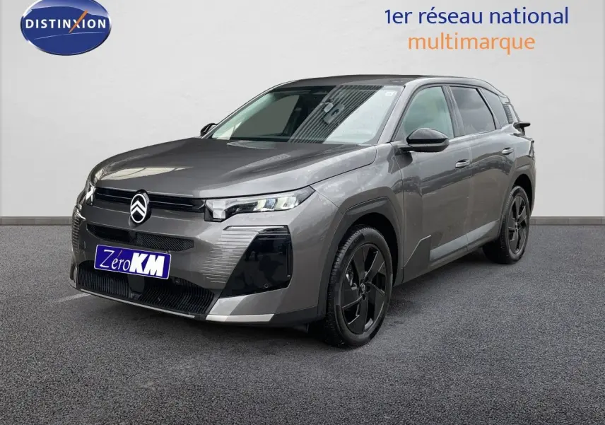 Citroën C5 Aircross Hybrid gris platinium métal en 3/4 avant droit, avec jantes noires et calandre distinctive.