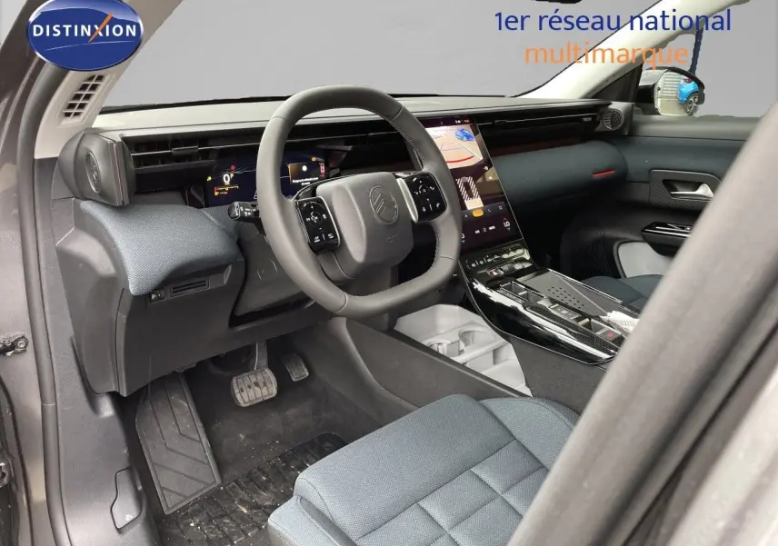 Vue intérieure côté conducteur du Citroën C5 Aircross Hybrid 2026, avec tableau de bord numérique et écran tactile central.