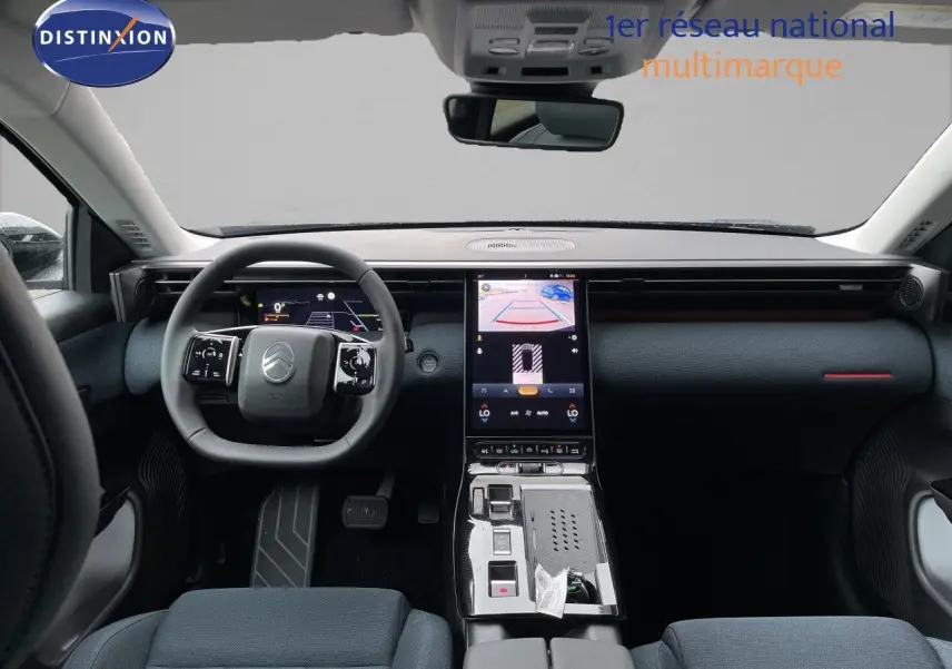Vue intérieure avant du Citroën C5 Aircross Hybrid gris platinium, avec tableau de bord numérique et écran tactile central.