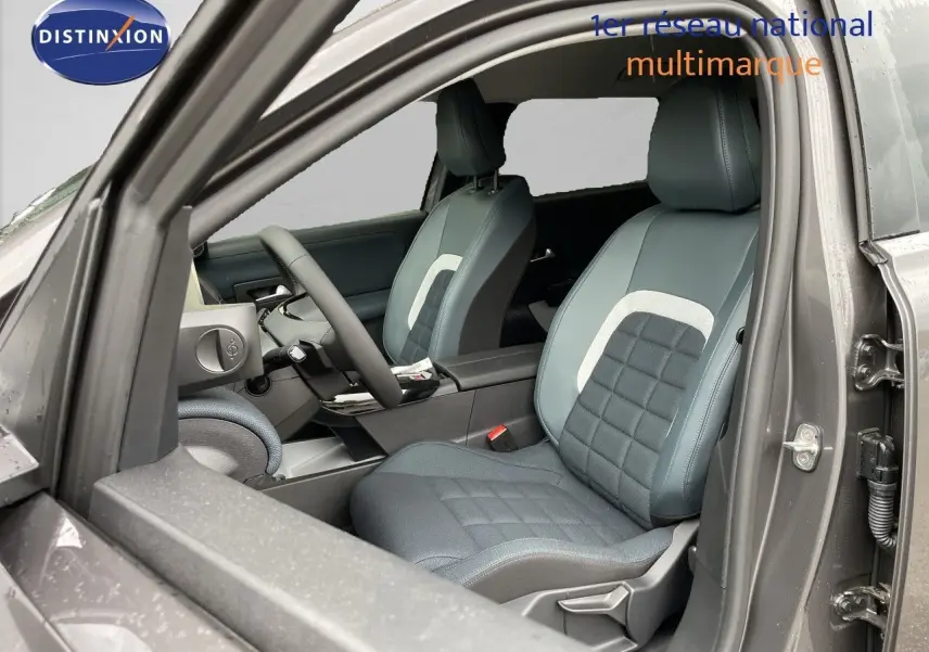 Vue intérieure côté conducteur du Citroën C5 Aircross Hybrid gris platinium, sièges bi-matière bleu et noir.