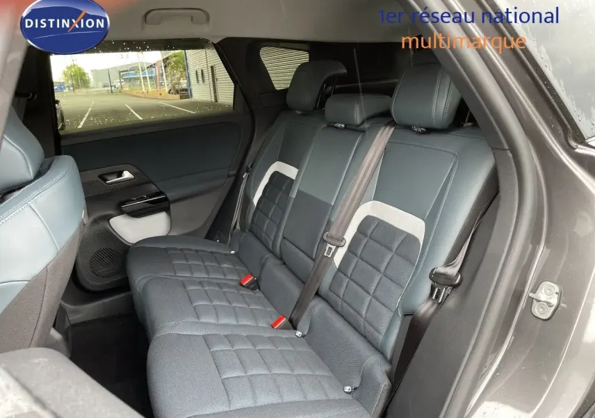 Vue intérieure arrière côté droit du Citroën C5 Aircross Hybrid 2026 avec sièges en tissu et cuir gris.
