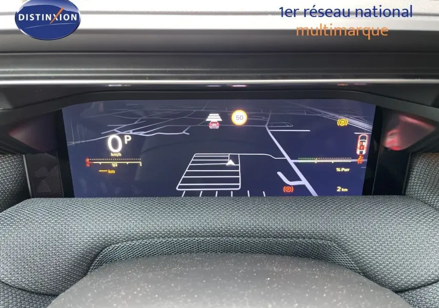 Tableau de bord numérique du Citroën C5 Aircross Hybrid 2026, affichage de navigation et vitesse à 0 km/h.