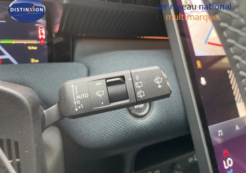 Gros plan sur la commande d’essuie-glace à gauche du volant dans l’habitacle gris du Citroën C5 Aircross Hybrid 2026.