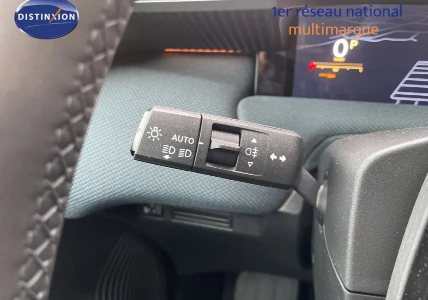 Gros plan sur la commande des feux sur la gauche du volant d’un Citroën C5 Aircross gris platinium 2026.