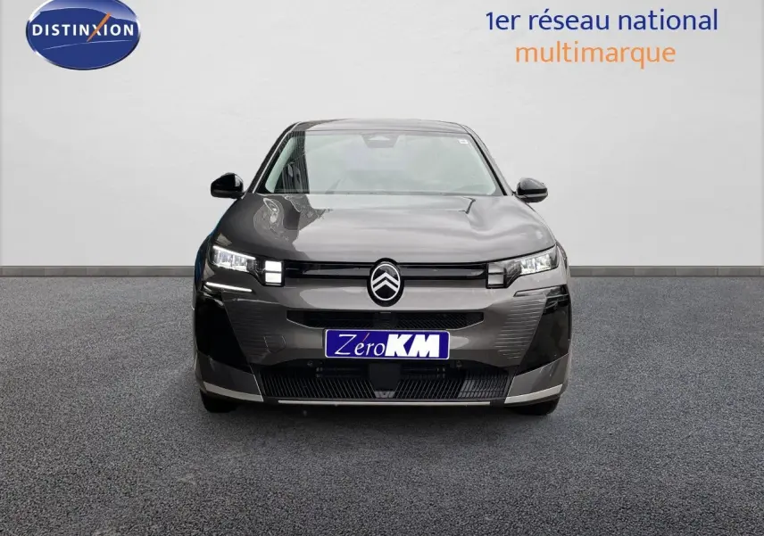 Vue frontale d'une Citroën C5 Aircross Hybrid 145ch gris platinium métal avec éclairage LED distinctif.