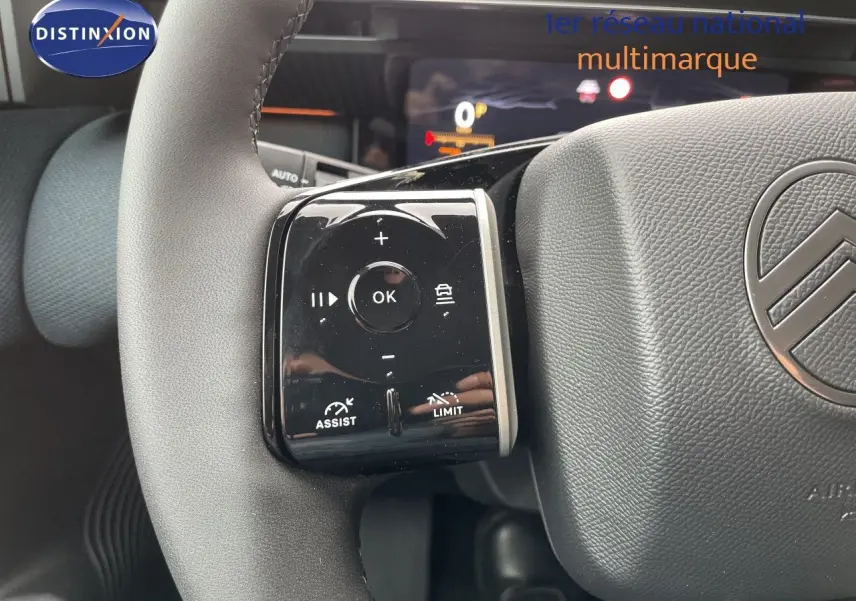 Gros plan sur la partie gauche du volant gris avec commandes tactiles du Citroën C5 Aircross Hybrid 2026.