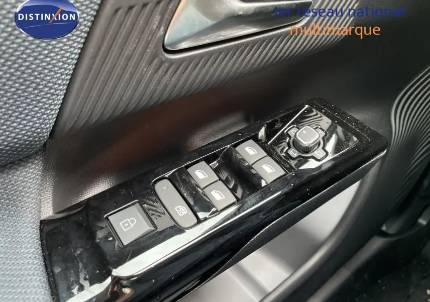 Gros plan sur les commandes de lève-vitres et rétroviseurs côté conducteur du Citroën C5 Aircross gris platinium 2026.