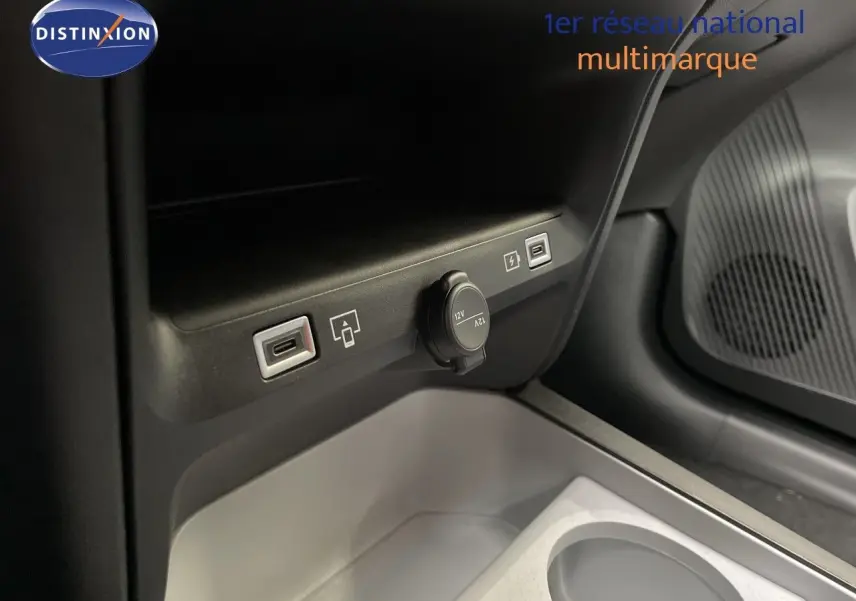 Gros plan sur la console centrale du Citroën C5 Aircross gris platinium, montrant prises USB et prise 12V.