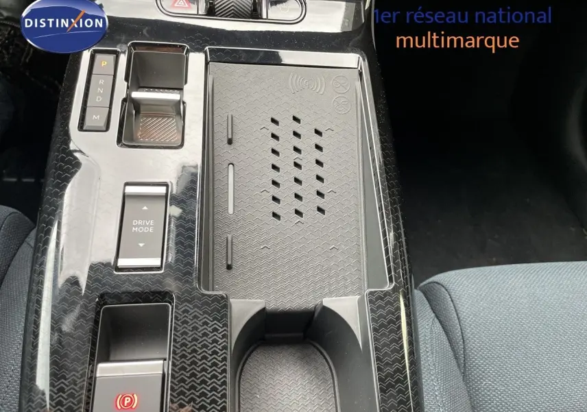 Vue rapprochée de la console centrale du Citroën C5 Aircross Hybrid 145ch, avec boîte auto et finition noire brillante.
