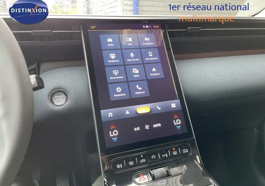 Vue intérieure centrée sur la console tactile verticale du Citroën C5 Aircross Hybrid gris platinium, avec bouton start/stop visible à gauche.