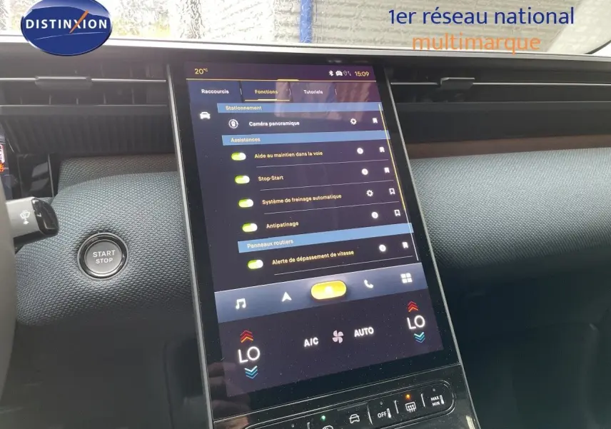 Écran tactile central affichant les réglages d’assistance dans l’habitacle d’une Citroën C5 Aircross gris platinium.