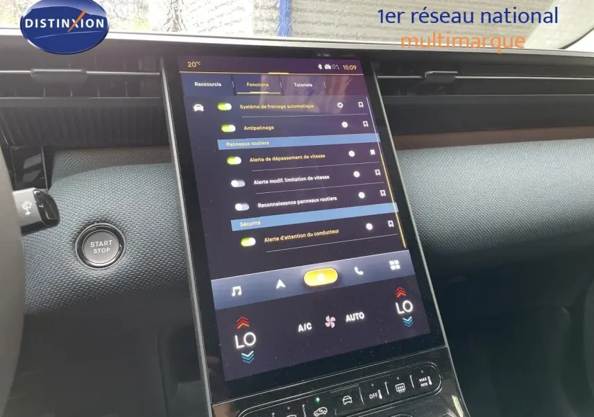 Vue rapprochée de l’écran tactile central du Citroën C5 Aircross Hybrid 2026, affichant les réglages d’assistance à la conduite.