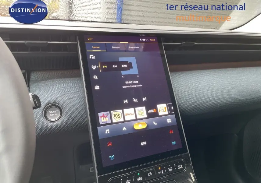 Vue intérieure centrée sur l’écran tactile vertical du tableau de bord du Citroën C5 Aircross gris platinium 2026.