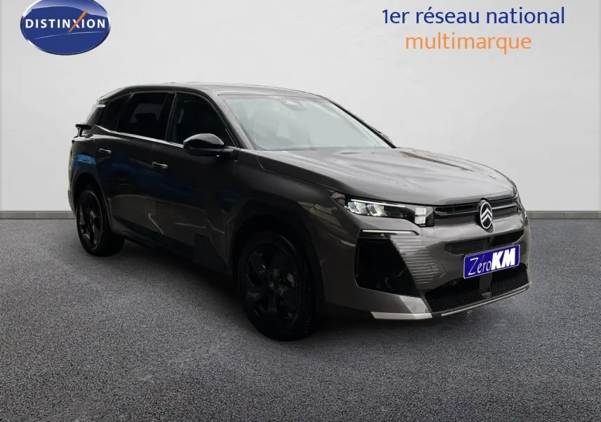 SUV Citroën C5 Aircross Hybrid gris platinium métal vu en 3/4 avant droit avec jantes noires et calandre moderne.