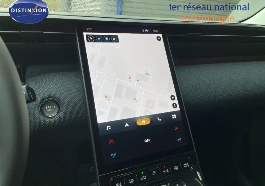 Vue intérieure centrée sur l'écran tactile vertical du tableau de bord du Citroën C5 Aircross gris platinium 2026.