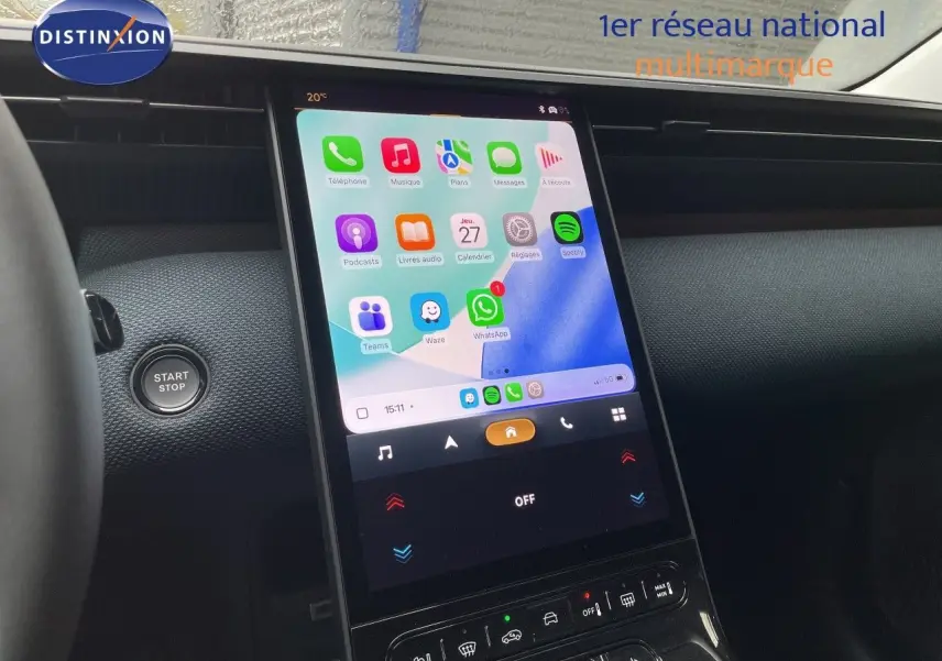 Vue intérieure centrée sur l'écran tactile vertical du tableau de bord du Citroën C5 Aircross Hybrid 2026.