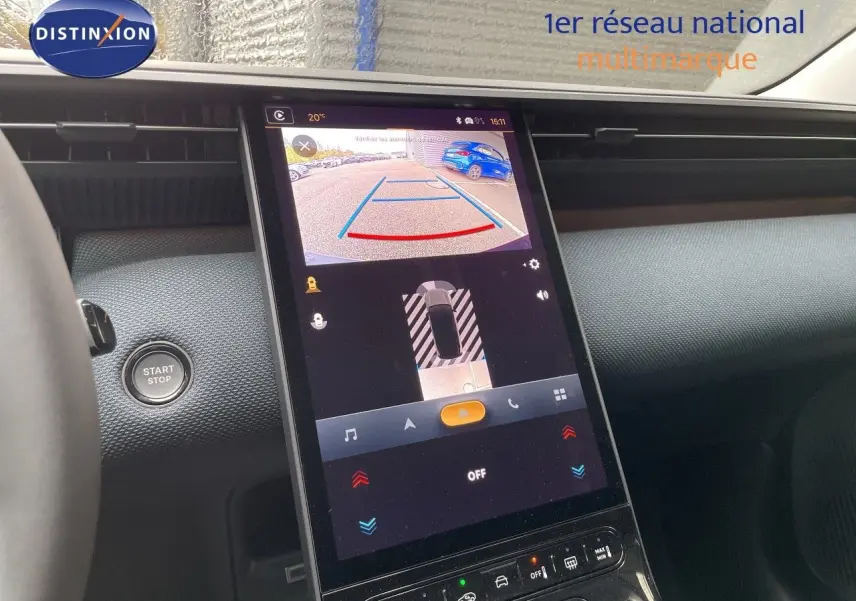 Vue rapprochée de l’écran central tactile du Citroën C5 Aircross Hybrid 2026 montrant la caméra de recul.