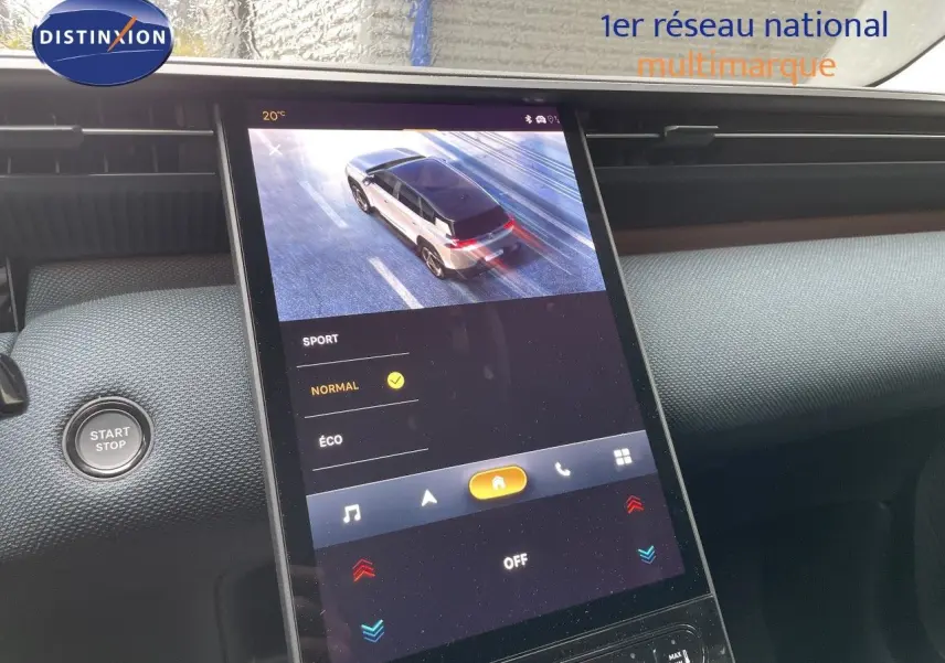 Écran tactile intérieur du Citroën C5 Aircross Hybrid 2026 montrant les modes de conduite et une vue 3/4 arrière du véhicule gris platinium.