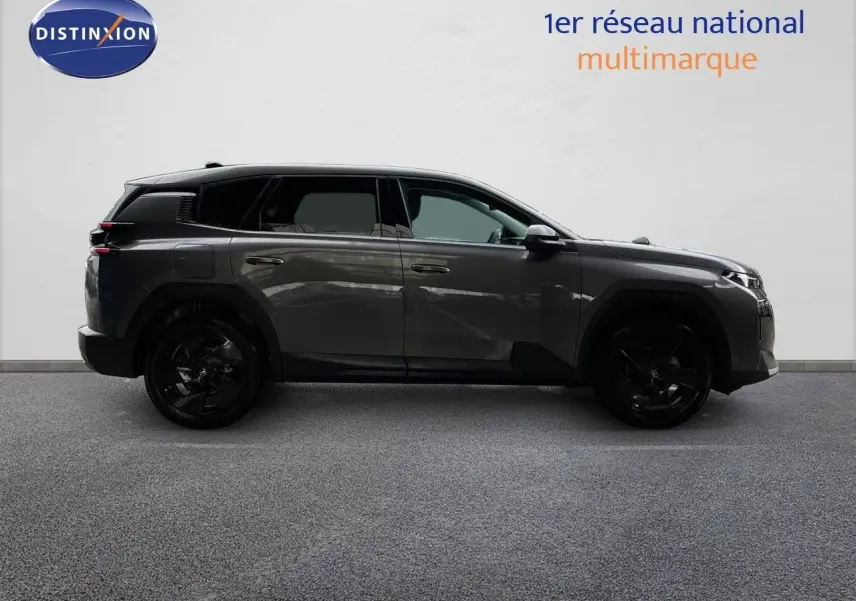 Profil côté gauche d'un Citroën C5 Aircross Hybrid gris platinium métal avec jantes noires, sur fond neutre intérieur.