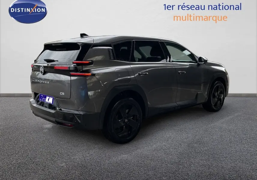 Vue 3/4 arrière droite du Citroën C5 Aircross Hybrid gris platinium métal avec jantes noires et feux LED distinctifs.