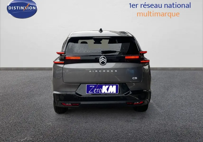 Vue arrière du Citroën C5 Aircross gris platinium métallisé avec feux LED horizontaux allumés sur fond neutre.