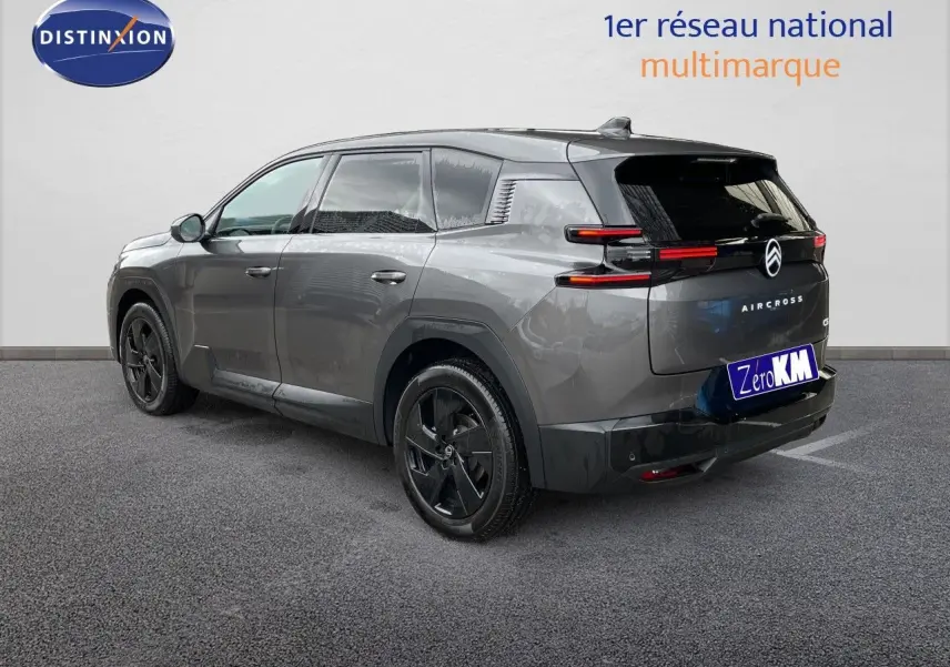 Vue 3/4 arrière droite du Citroën C5 Aircross Hybrid gris platinium métal avec jantes noires et feux LED distinctifs.