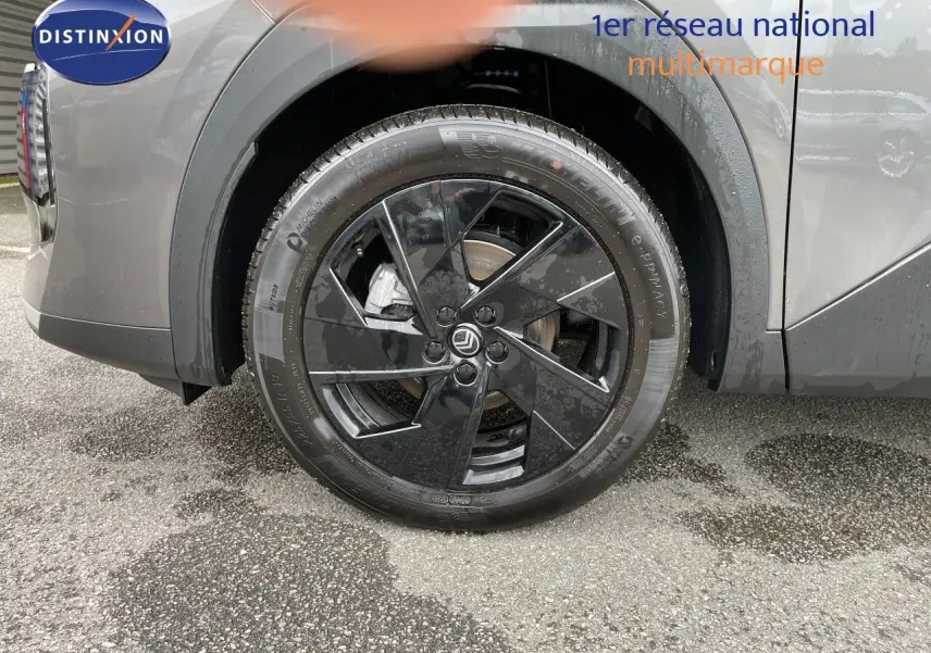 Gros plan sur la roue avant gauche noire brillante du Citroën C5 Aircross gris platinium métal.