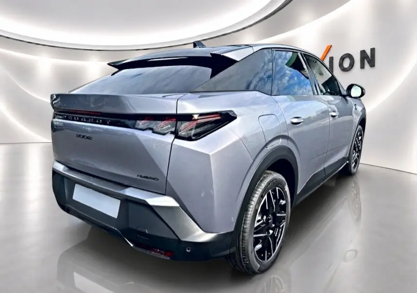 Vue 3/4 arrière droite du Peugeot 3008 gris Artense avec feux arrière LED et jantes alliage noires.