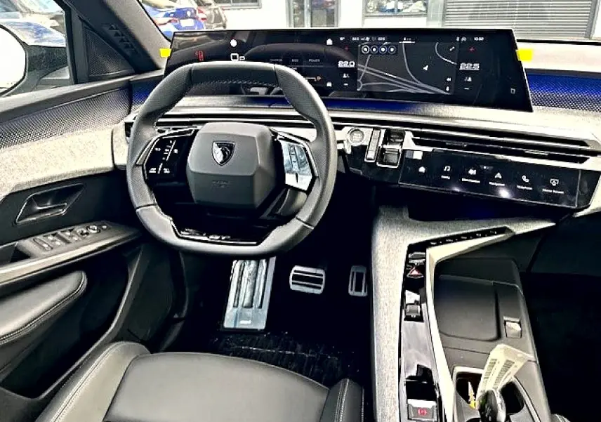 Intérieur du Peugeot 3008 gris Artense, vue de face sur le volant compact et l'écran tactile panoramique.