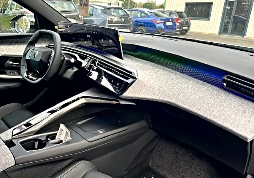 Vue intérieure côté conducteur du Peugeot 3008 gris Artense, avec tableau de bord moderne et écran tactile incurvé.