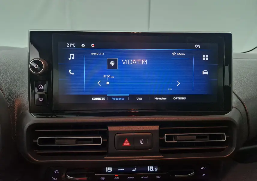 Écran tactile central allumé affichant la radio VIDA FM dans l'habitacle de l'Opel Combo Life.