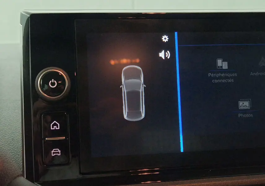 Écran tactile du tableau de bord de l'Opel Combo Life avec affichage de la vue aérienne du véhicule en gris Artense.