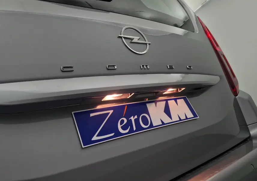 Gros plan sur l'arrière gris Artense d'un Opel Combo Life avec logo et plaque d'immatriculation éclairée Zero KM.