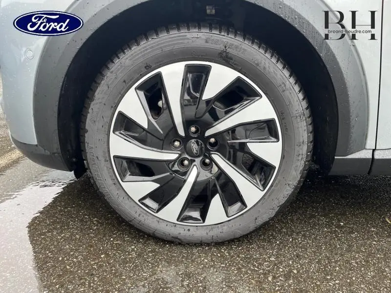 Gros plan sur la roue avant gauche du Ford Puma gris Solar Métallisée avec jante alliage bicolore 2023.