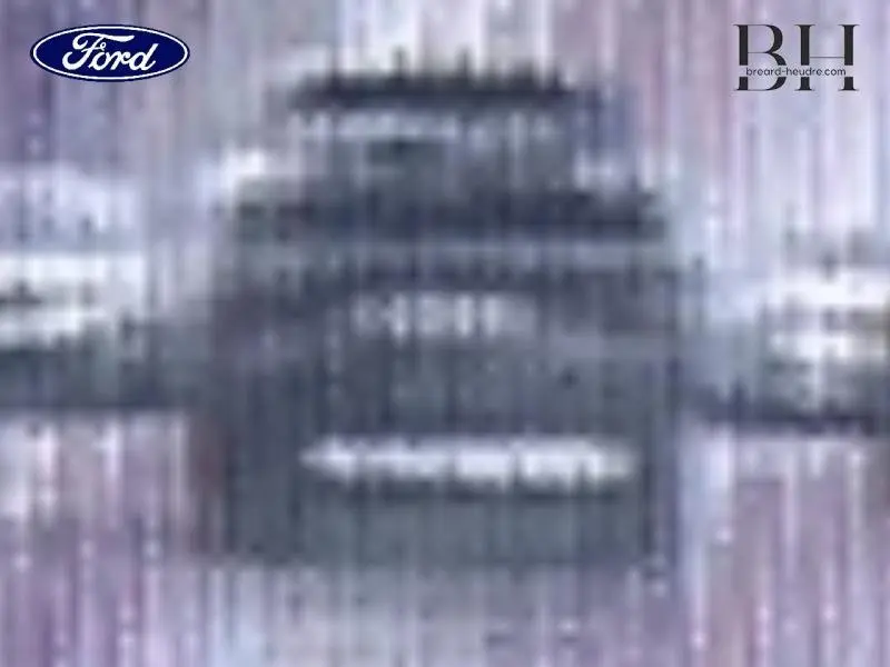 Vue avant d'un Ford Puma 2023 gris Solar métallisé, mettant en valeur sa calandre distinctive et ses optiques modernes.
